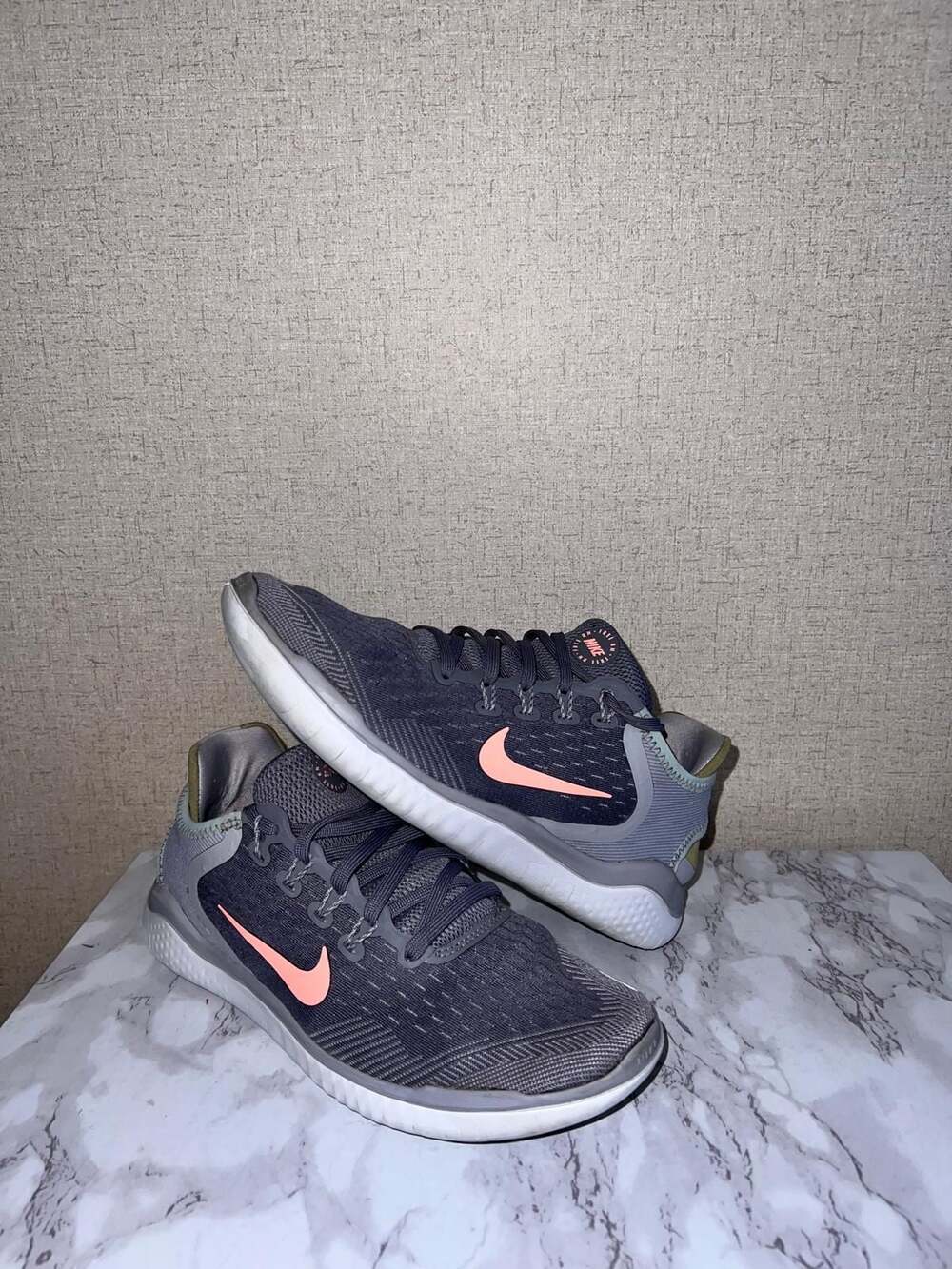 Nike Women's Free RN 2018 Running Shoes Gunsmoke Crimson Pulse - Picture 4 of 7